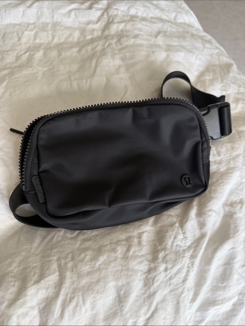 Lululemon Everywhere Belt Bag
1 L